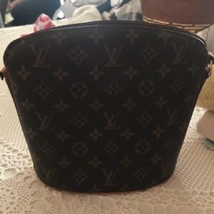 Vintage Louis vitton on side of strap is broken